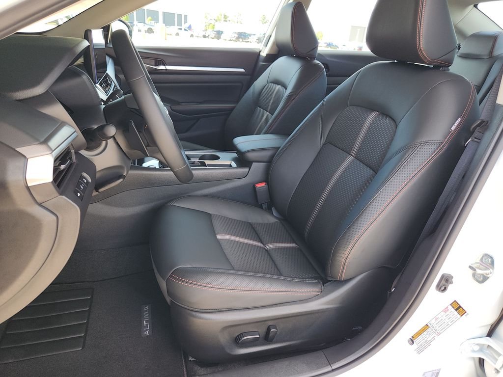 New 2026 Pearl White TriCoat / Super Black Two-tone Nissan 2.5 SR image 8