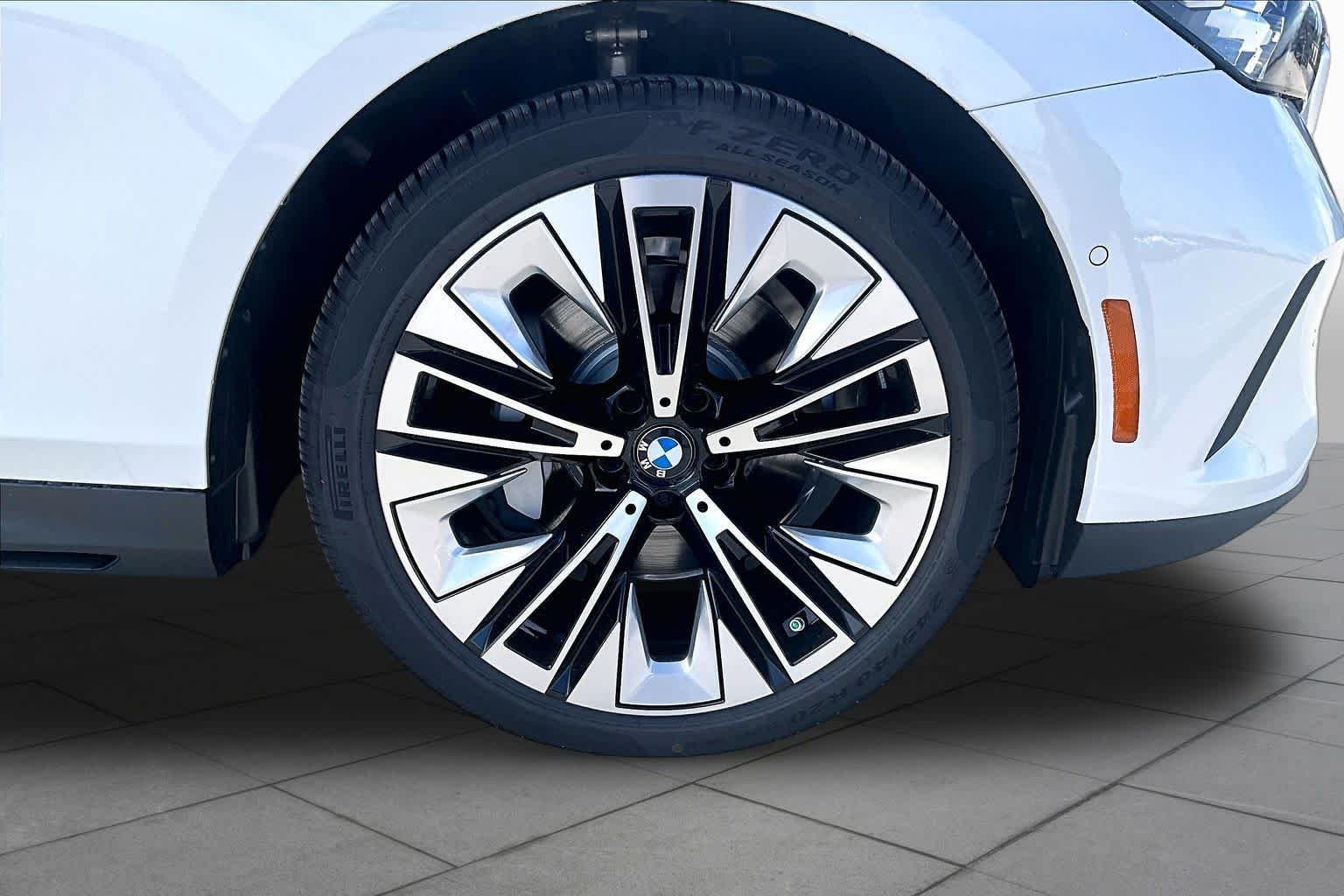 Used 2027 Mineral White Metallic BMW 530i image 11