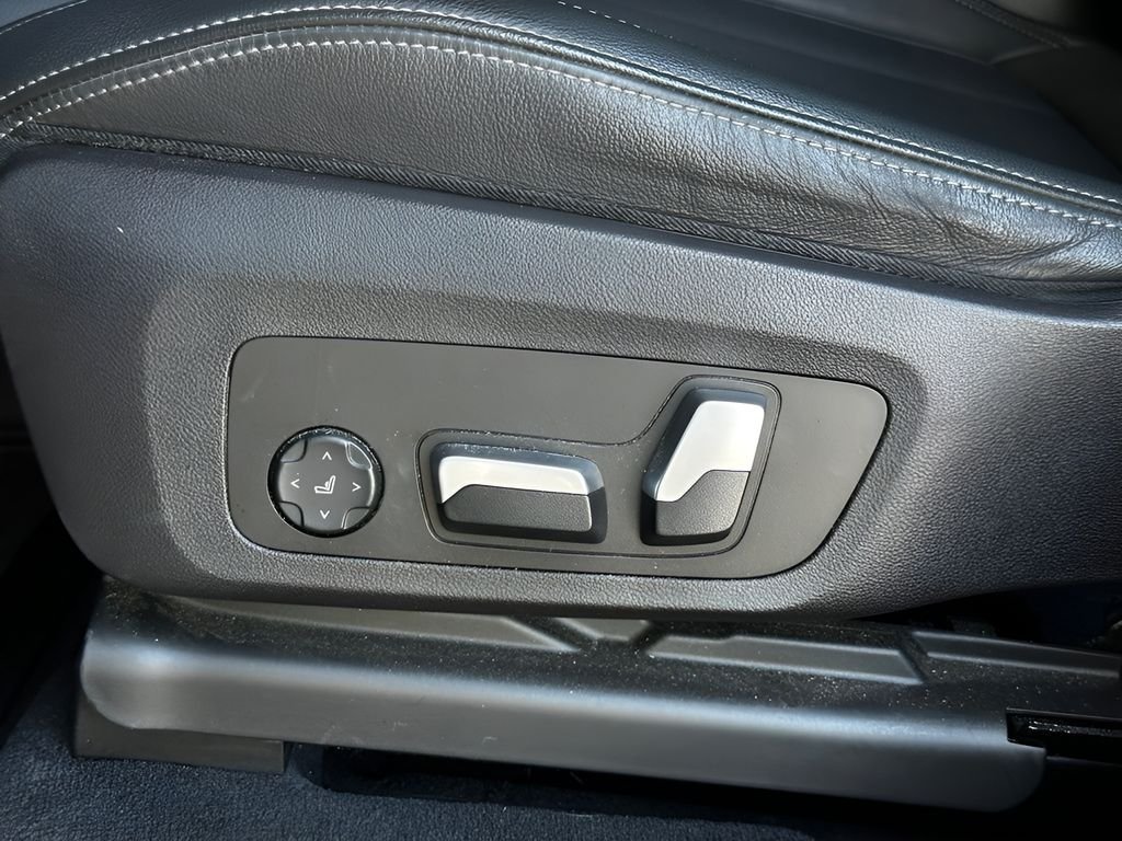 Used 2022 Black Sapphire Metallic BMW sDrive30i image 11