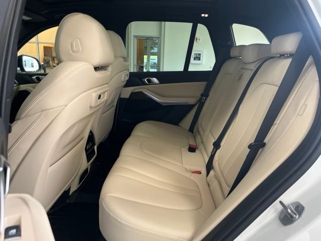 Used 2022 Mineral White Metallic BMW sDrive40i image 9