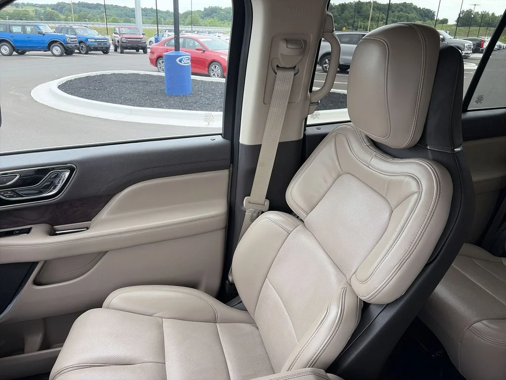 Used 2024 White Lincoln Reserve image 25