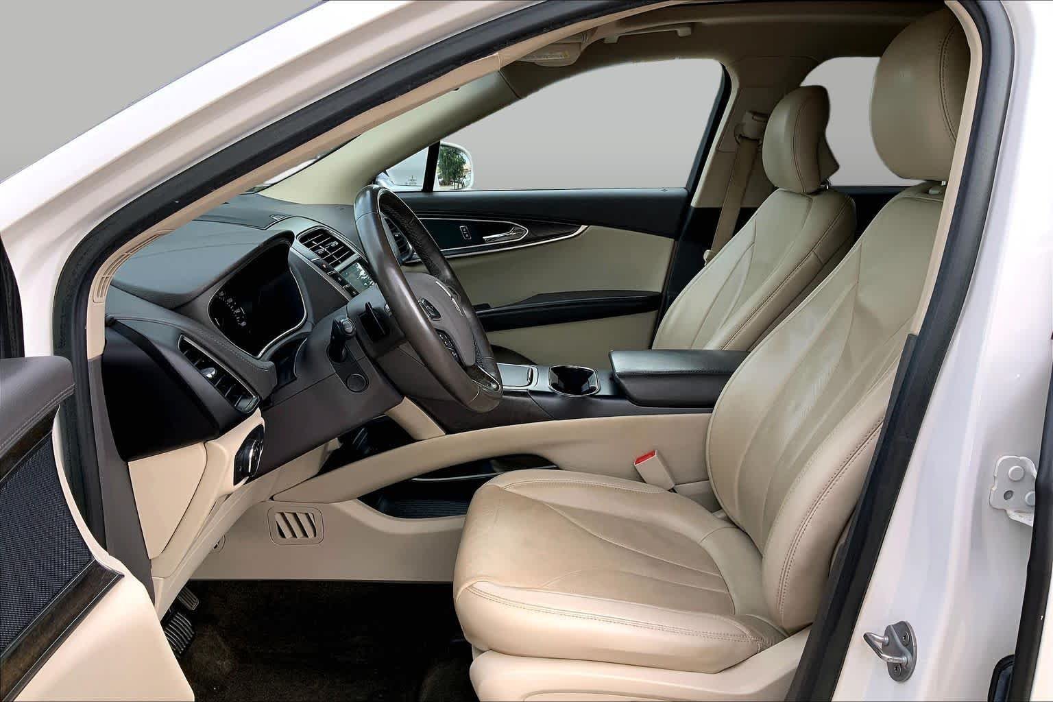 Used 2018 White Platinum Metallic Tri-Coat Lincoln Reserve image 8