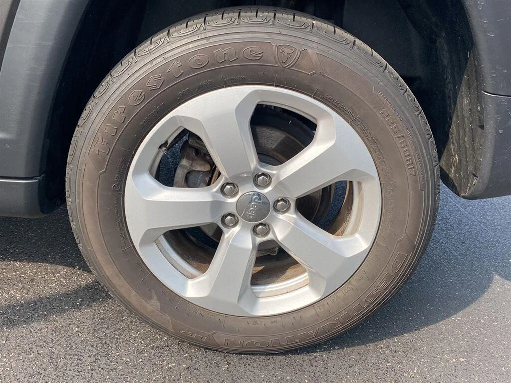 Used 2018 Granite Crystal Metallic Clearcoat Jeep Latitude image 15