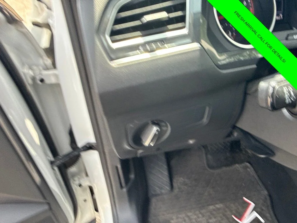 Used 2019 White Volkswagen 2.0T SE image 20