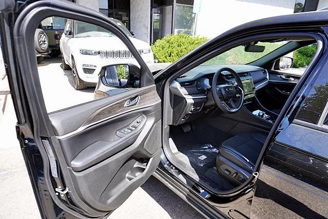 New 2026 Diamond Black Crystal Pearl-Coat Exterior Paint Jeep Altitude image 39