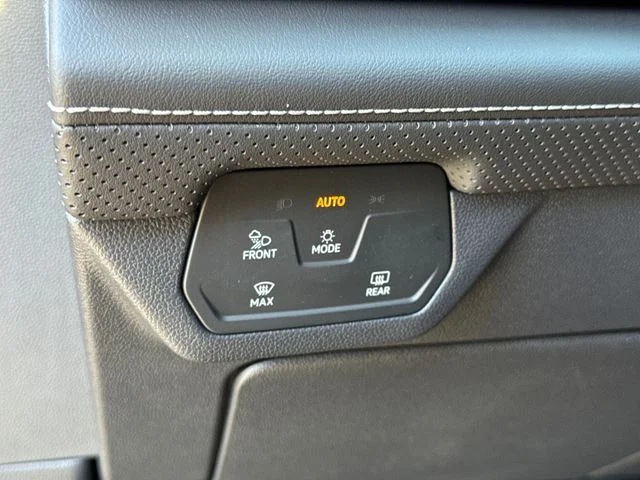 New 2026 Deep Black Pearl Volkswagen SE w/Technology image 39