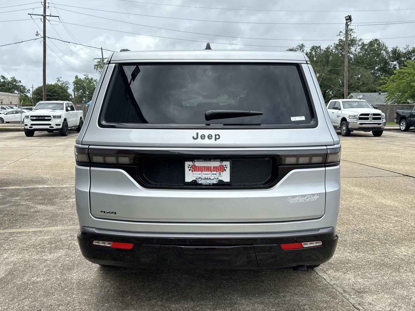 New 2026 Silver-Zynith Exterior Paint Jeep  image 5