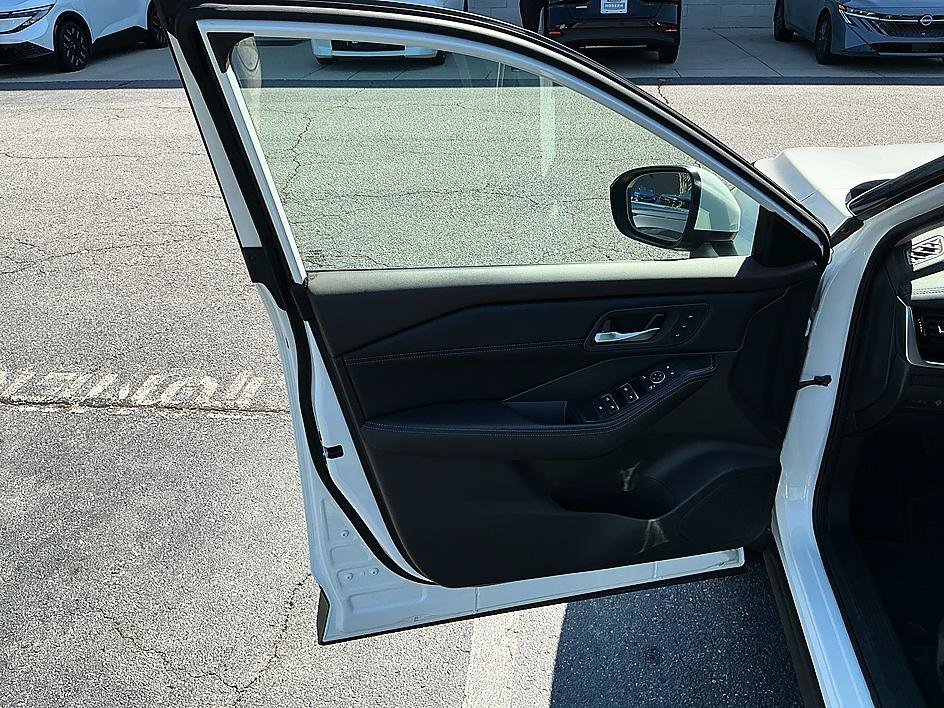 Used 2023 Pearl White Tricoat Nissan SL image 11