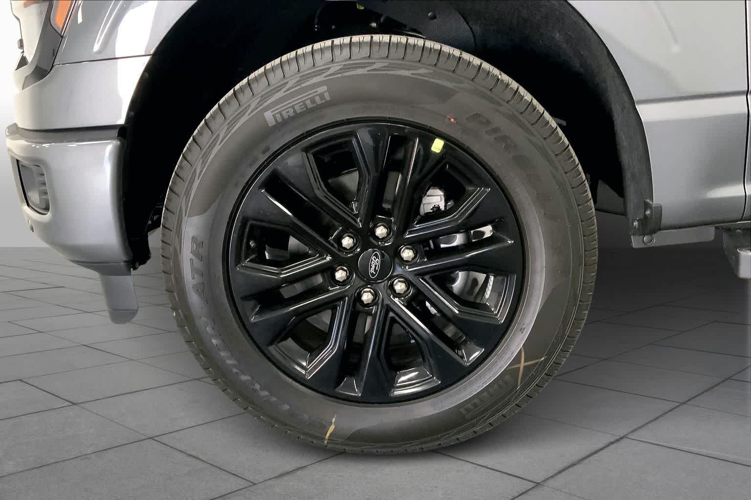 New 2026 Carbonized Gray Metallic Ford XLT image 9