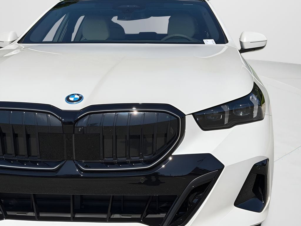 New 2027 Mineral White Metallic BMW 550e xDrive image 26