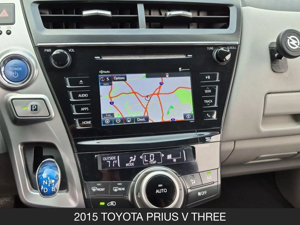 Used 2015 White Toyota Three image 23