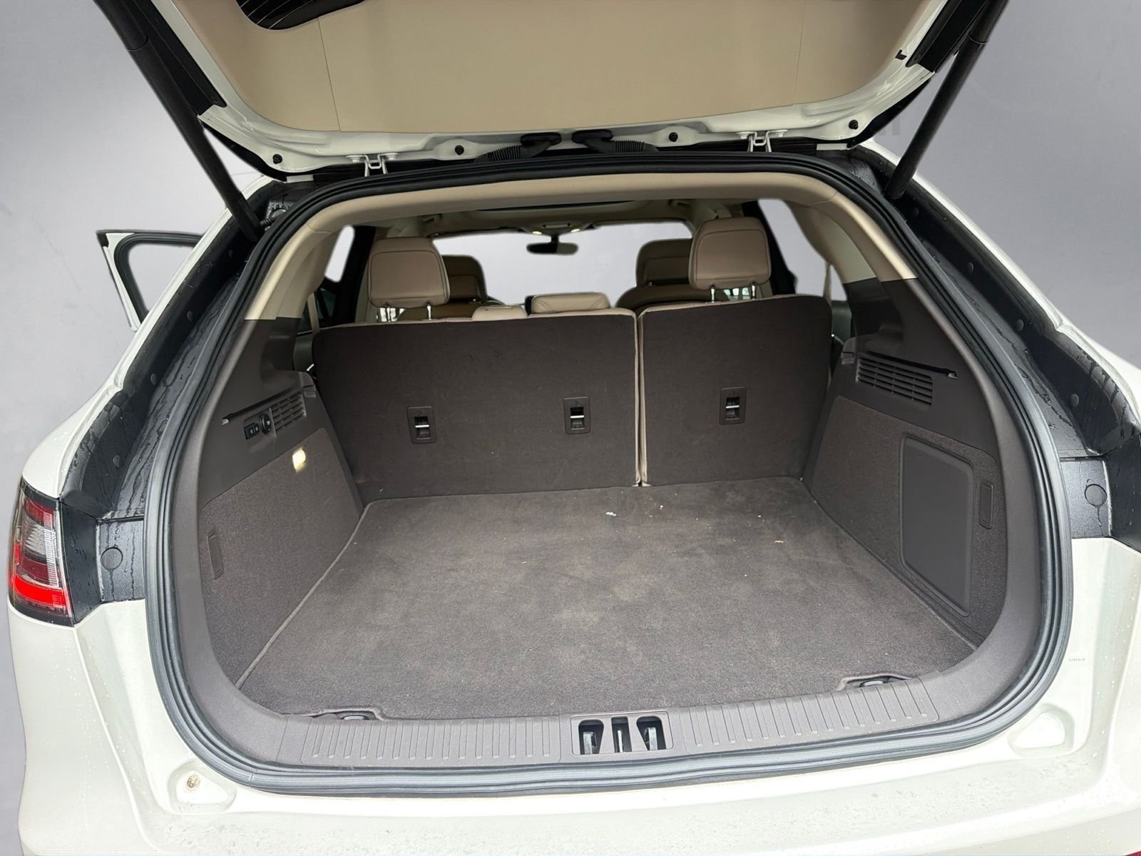 Used 2023 White Lincoln Reserve image 22