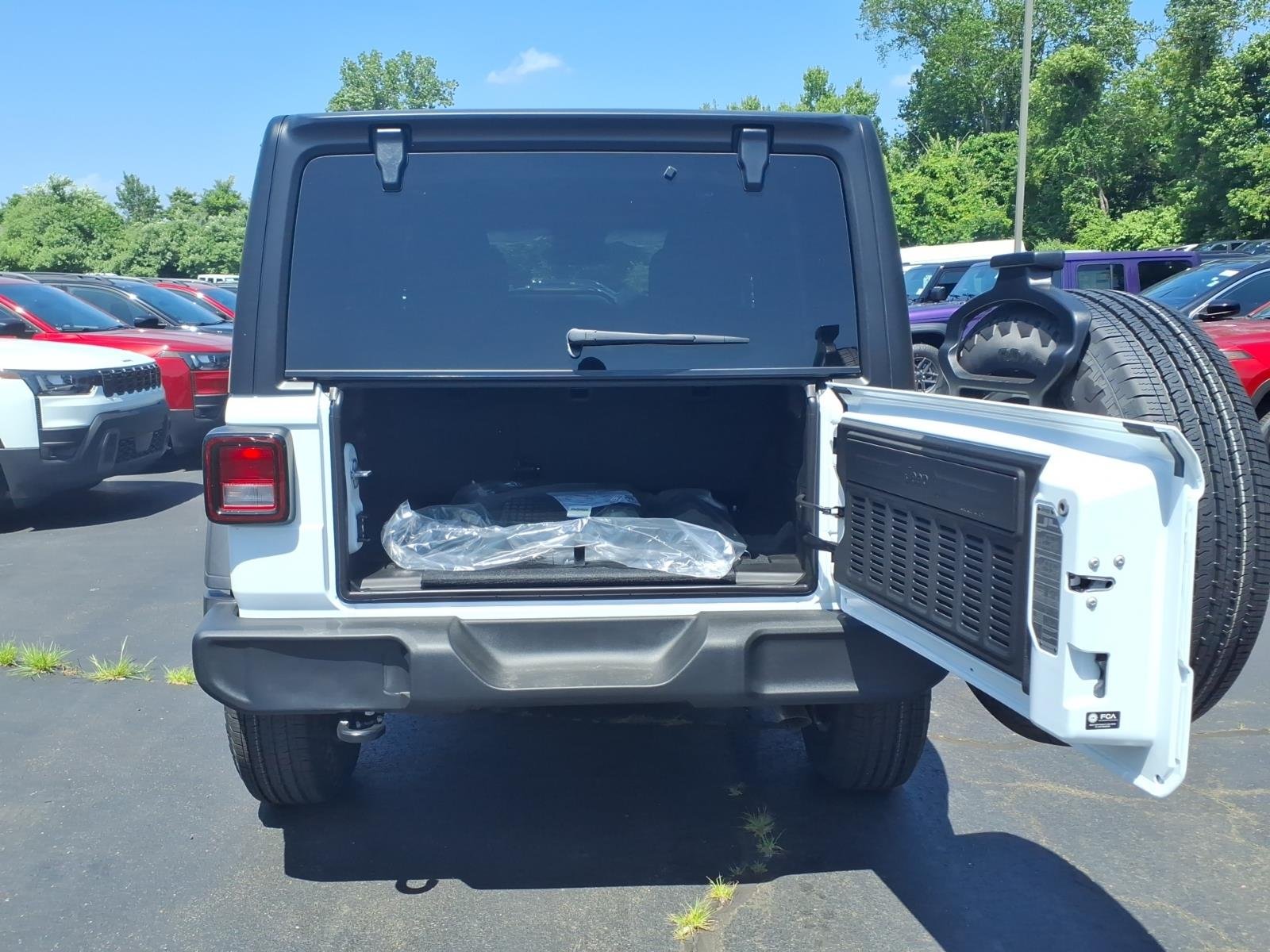 New 2026 Bright White Clear-Coat Exterior Paint Jeep Sport S image 6
