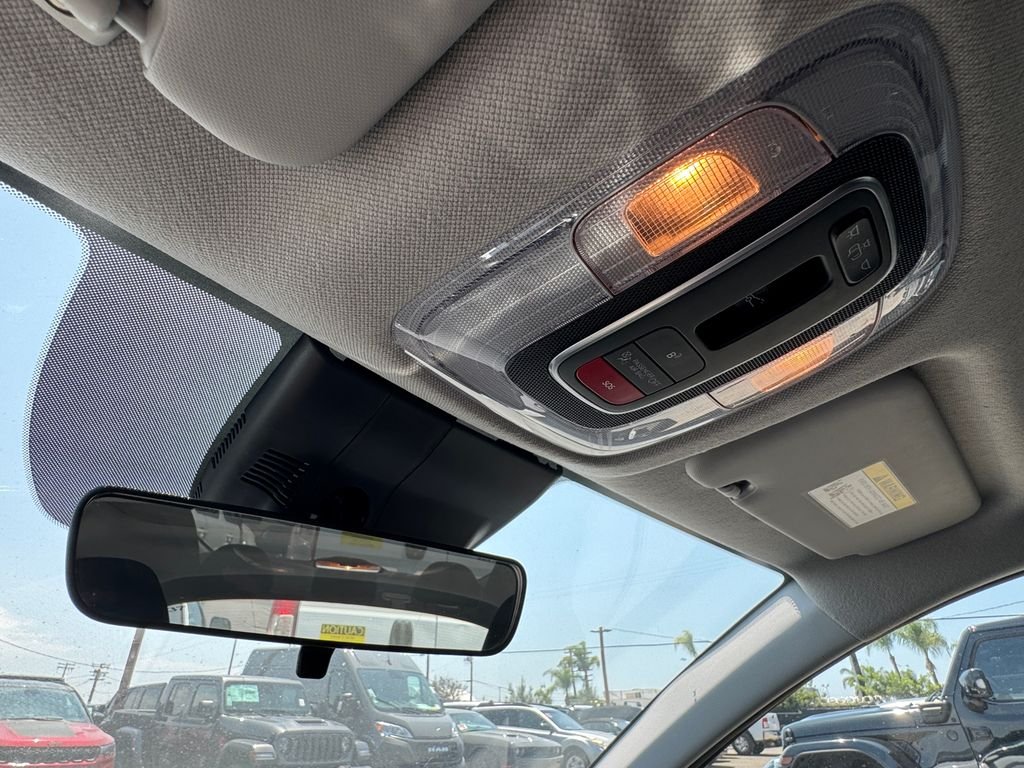Used 2025 White Hyundai SEL Convenience image 12