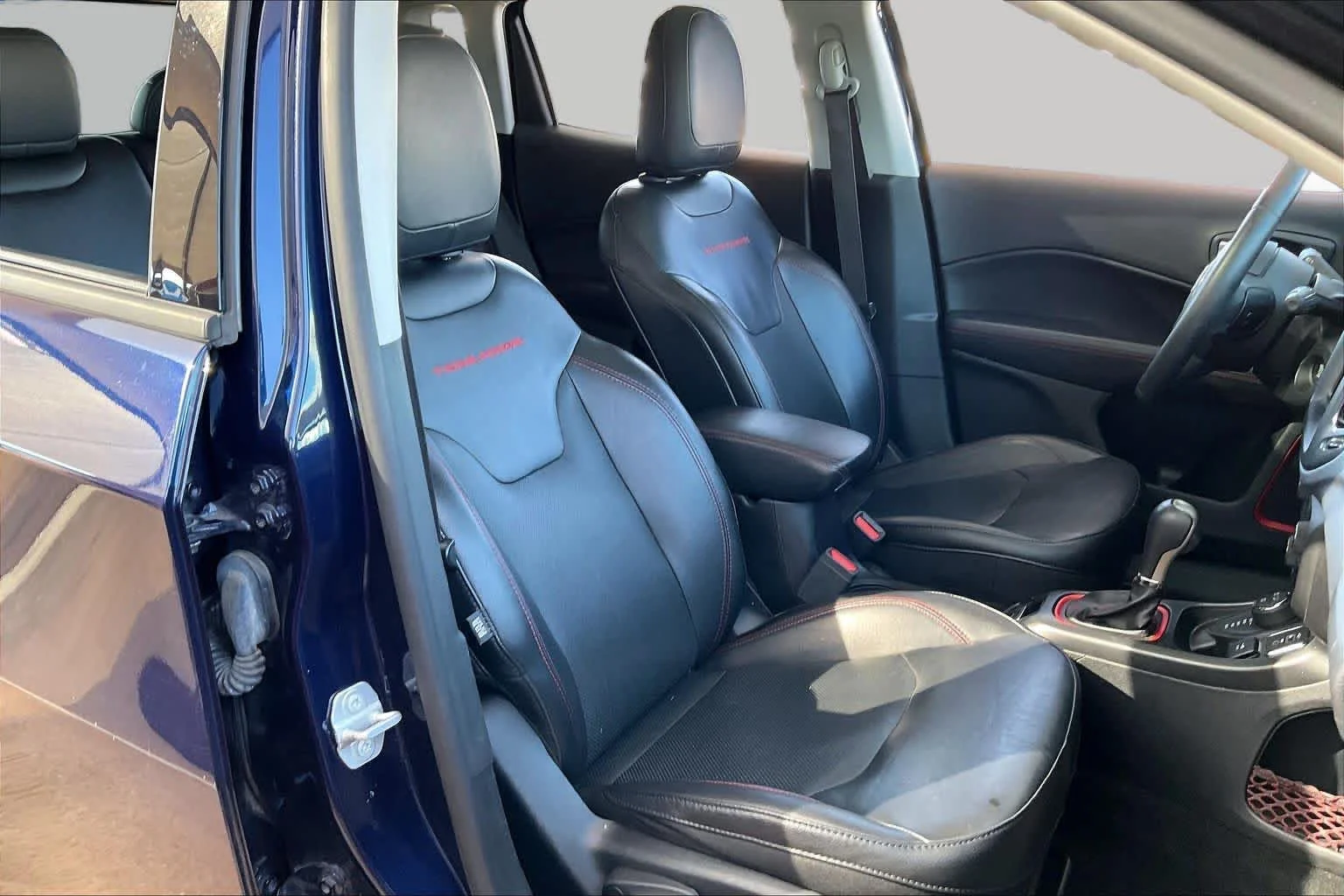 Used 2019 Jazz Blue Pearlcoat Jeep Trailhawk image 9