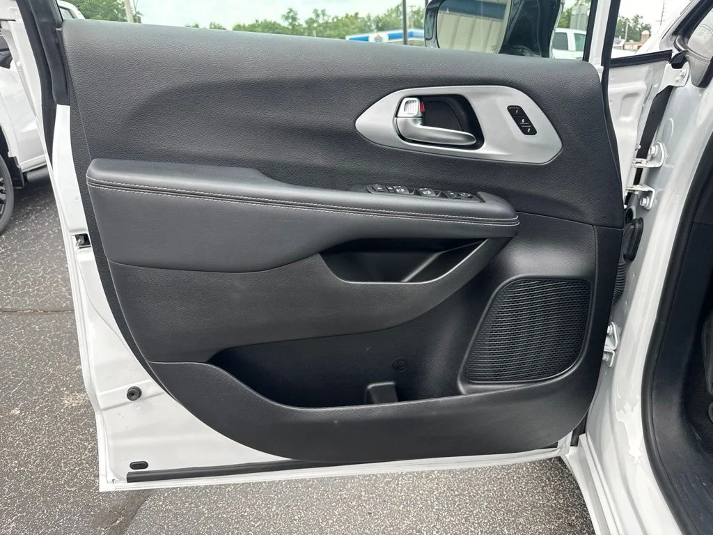 2025 Chrysler Pacifica Limited - Photo 14