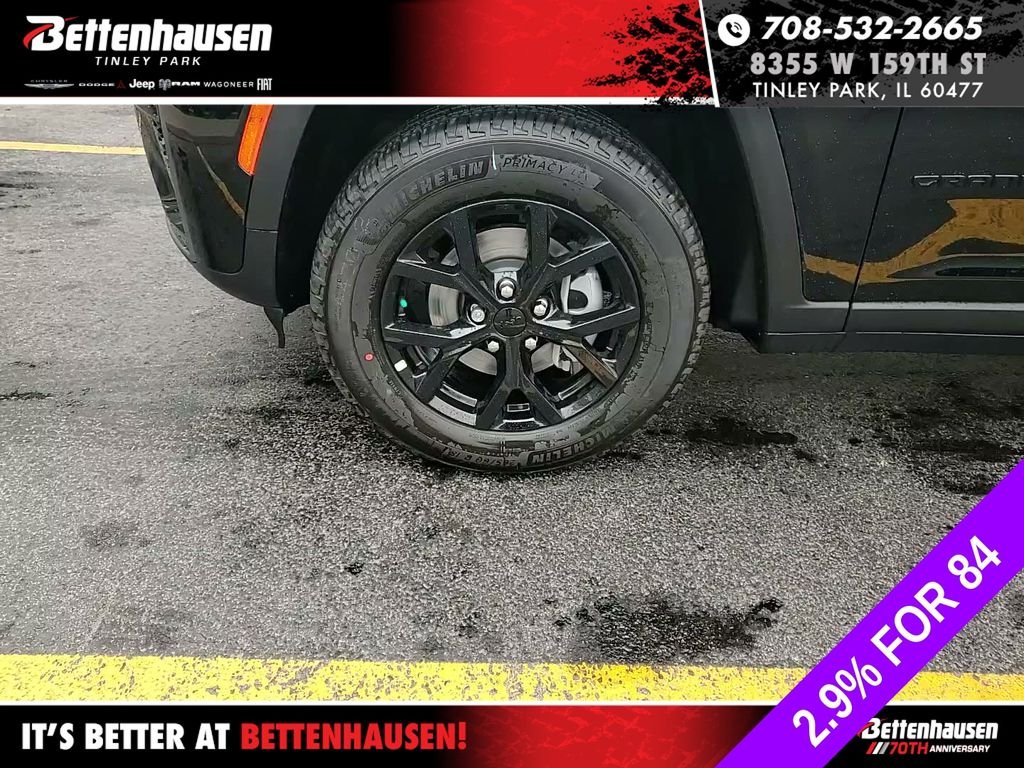 New 2026 Diamond Black Crystal Pearl-Coat Exterior Paint Jeep Laredo image 9