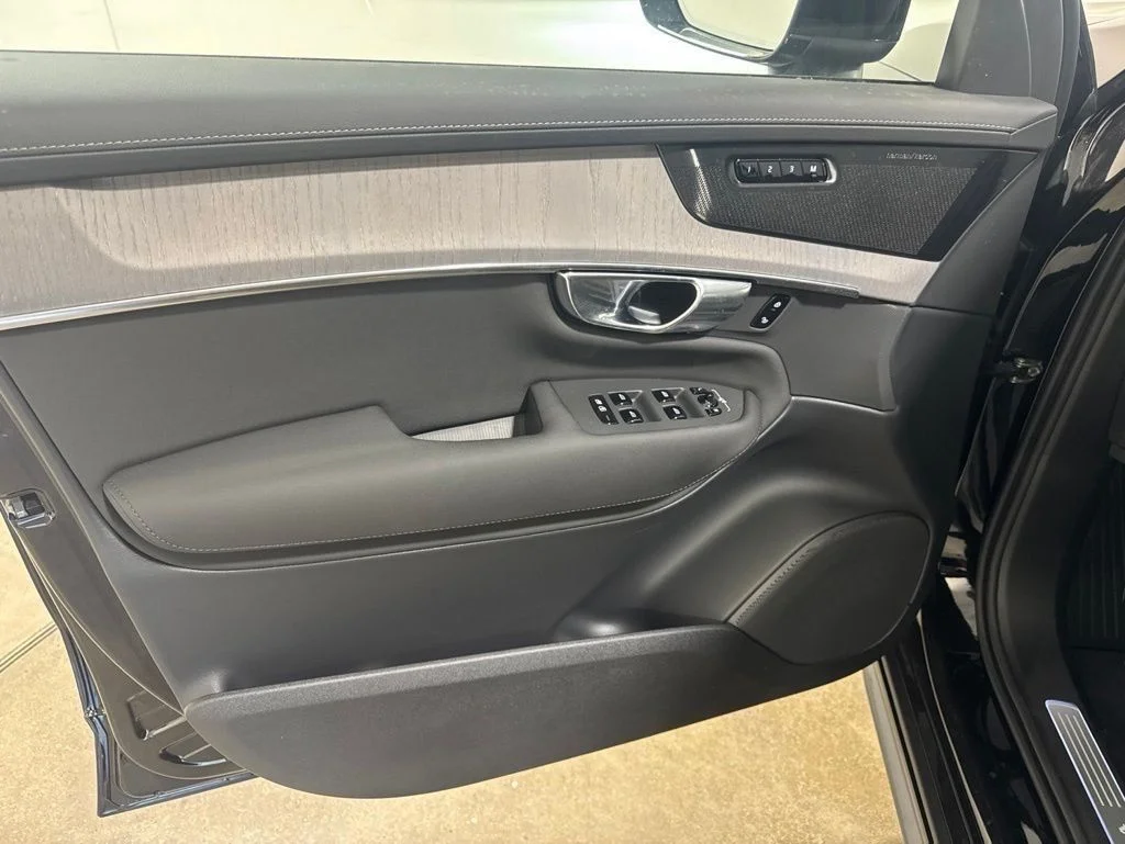 New 2026 Onyx Black Metallic Volvo B6 Plus 7-Seater image 17