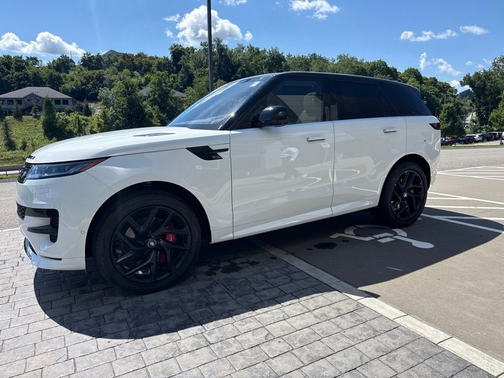 Used 2023 Fuji White Land Rover SE Dynamic image 1