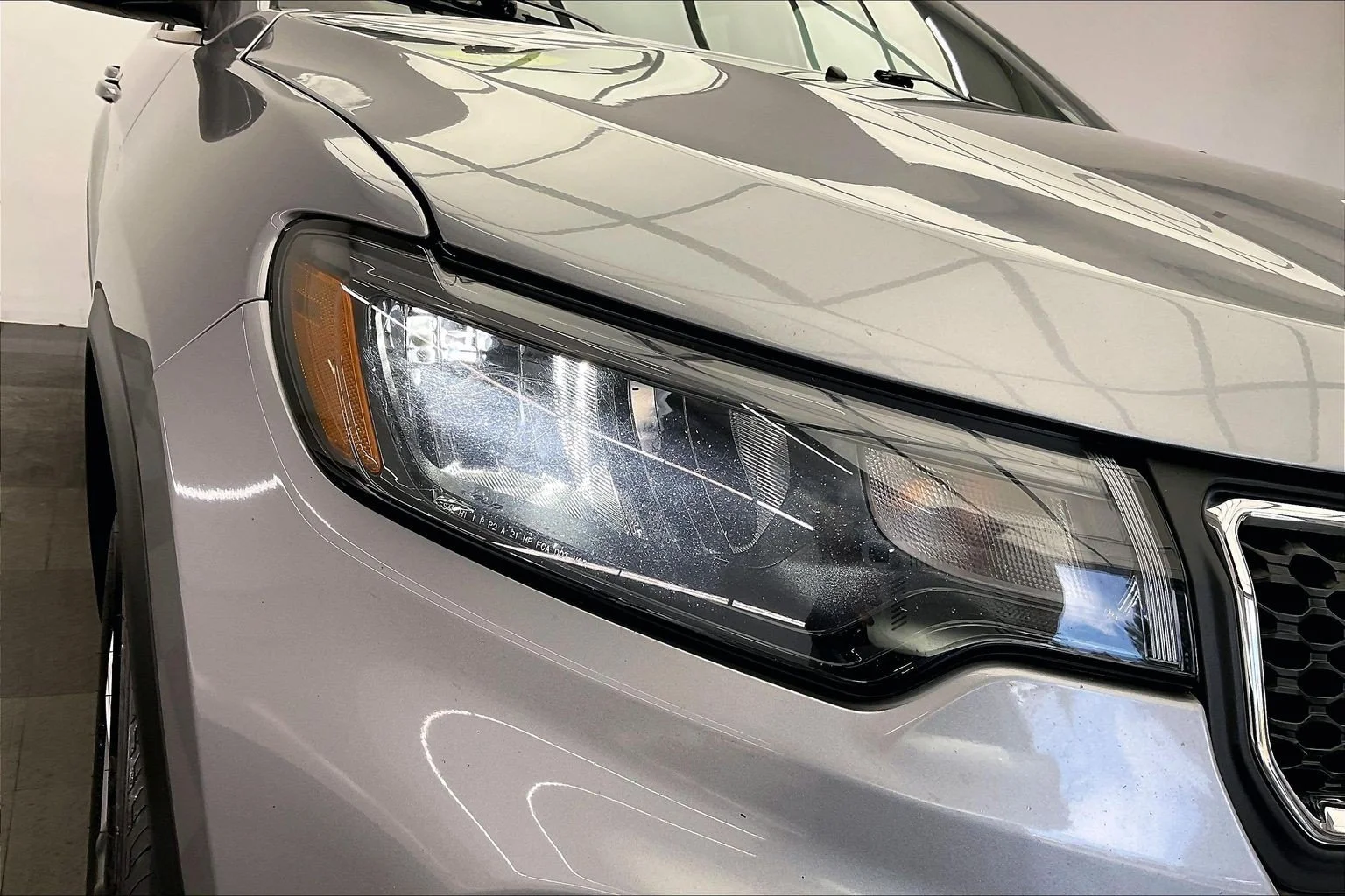 Used 2024 Silver Zynith Metallic Clearcoat Jeep Latitude image 29