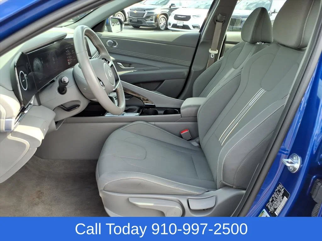 Used 2025 Blue Hyundai SEL Convenience image 3