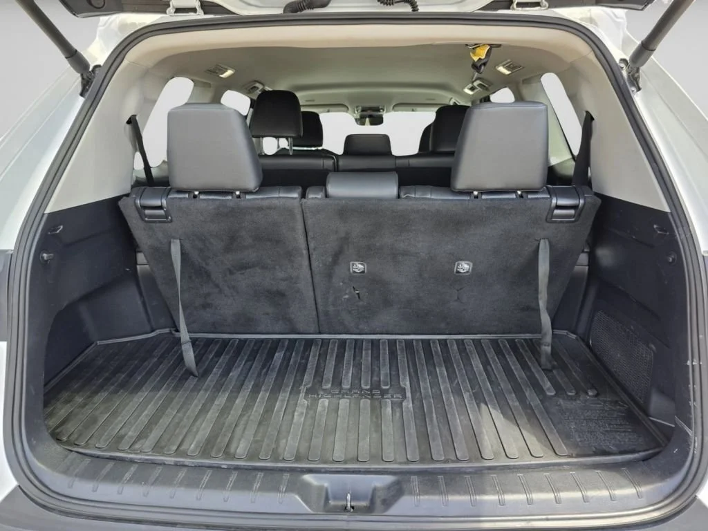 Used 2024 Wind Chill Pearl Toyota XLE image 26