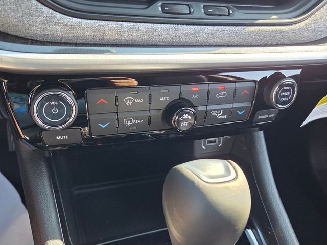 New 2026 Diamond Black Crystal Pearlcoat Jeep Latitude image 21