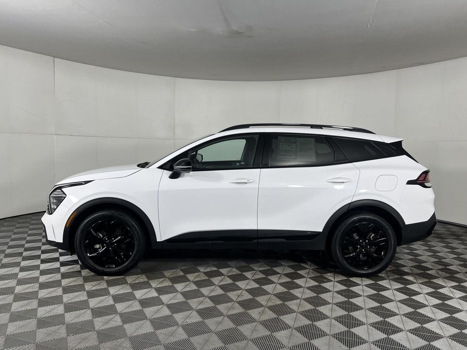 Used 2025 Glacial White Pearl Kia X-Line image 6