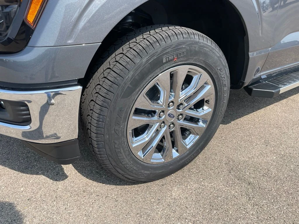 New 2026 Carbonized Gray Metallic Ford XLT image 3