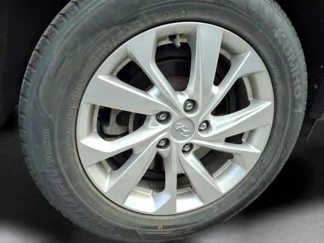 Used 2020 Green Hyundai SE image 6