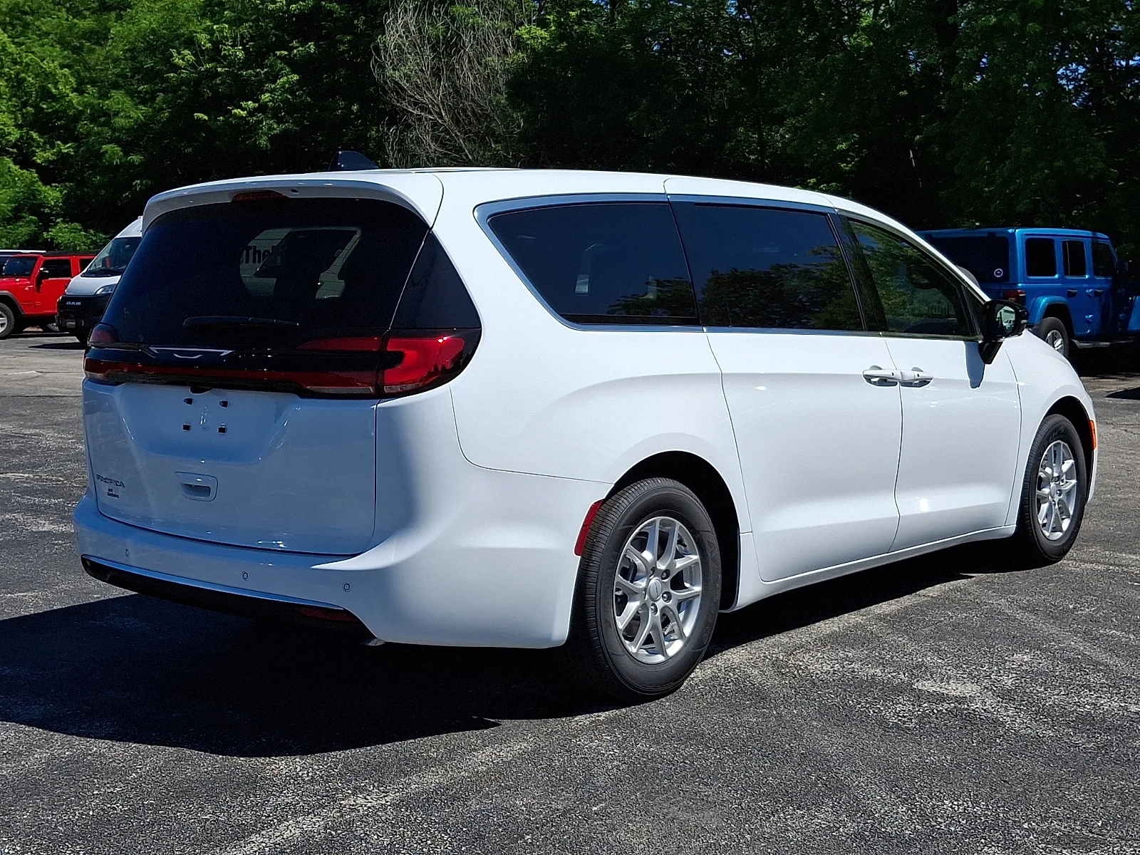 New 2027 Bright White Clear-Coat Exterior Paint Chrysler Select image 7