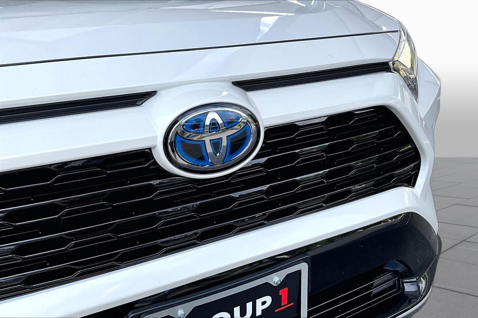 Used 2022 Blizzard Pearl/Midnight Black Metallic Toyota Hybrid XSE image 30