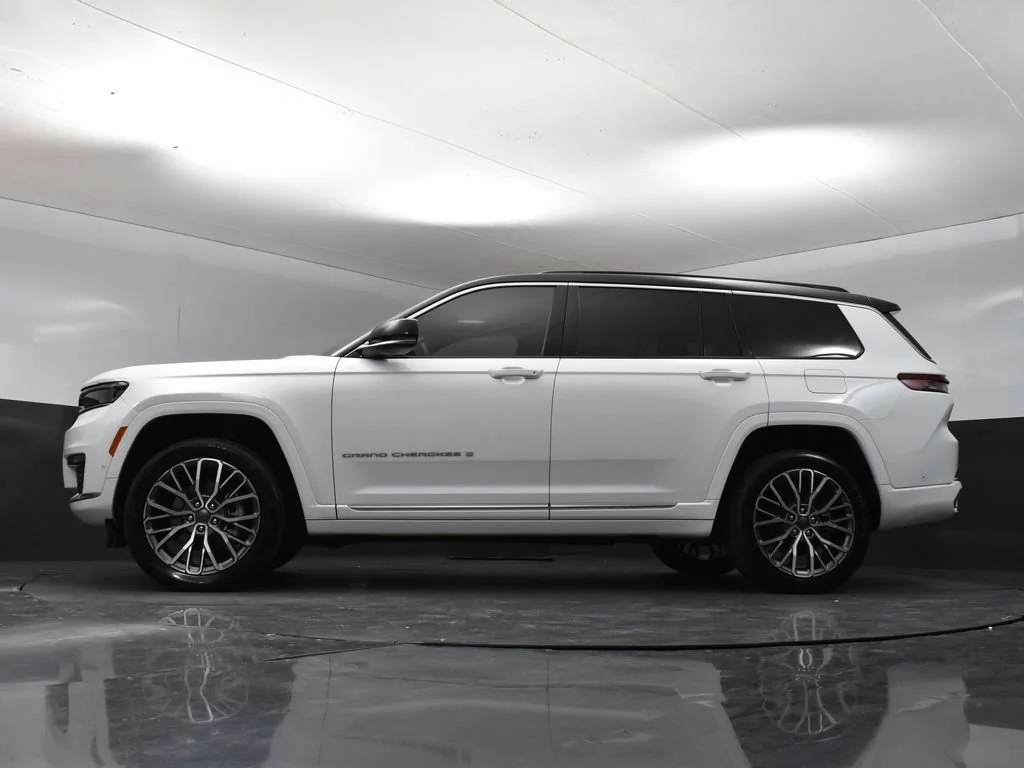 Used 2024 White Jeep Summit image 35