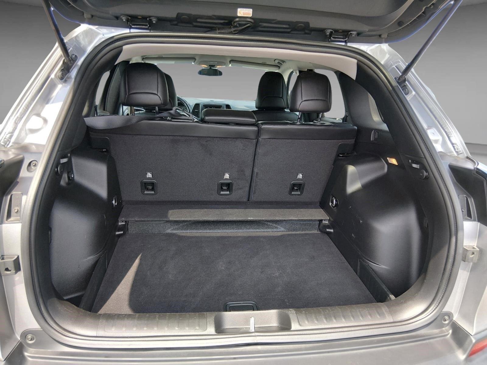 Used 2019 Granite Crystal Metallic Clearcoat Jeep Latitude Plus image 25