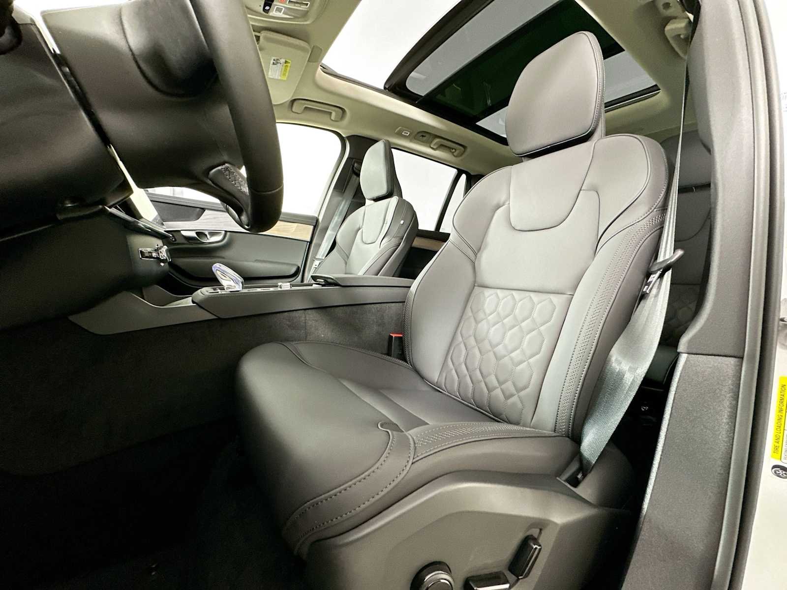 2025 Volvo XC90 Plus - Photo 18