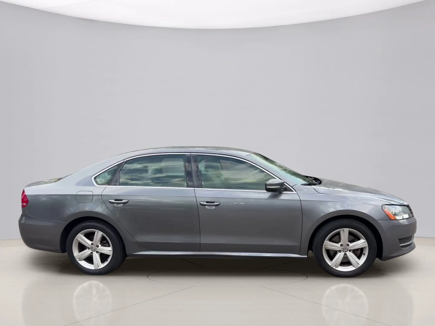 Used 2013 Gray Volkswagen SE image 6