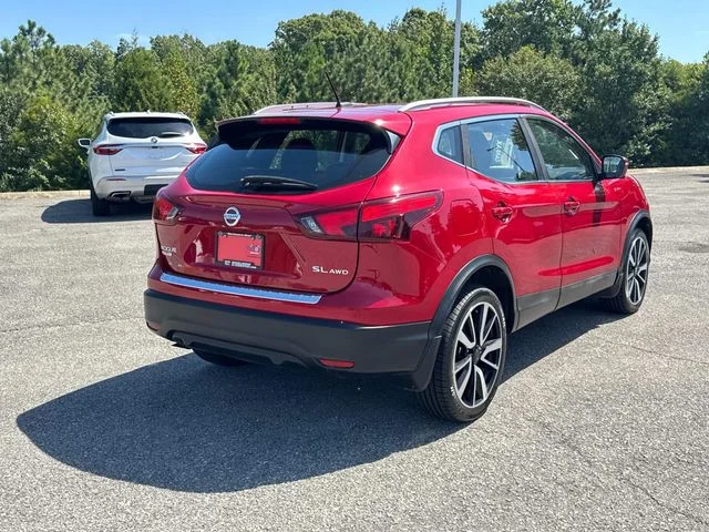Used 2017 Red Nissan SL image 5