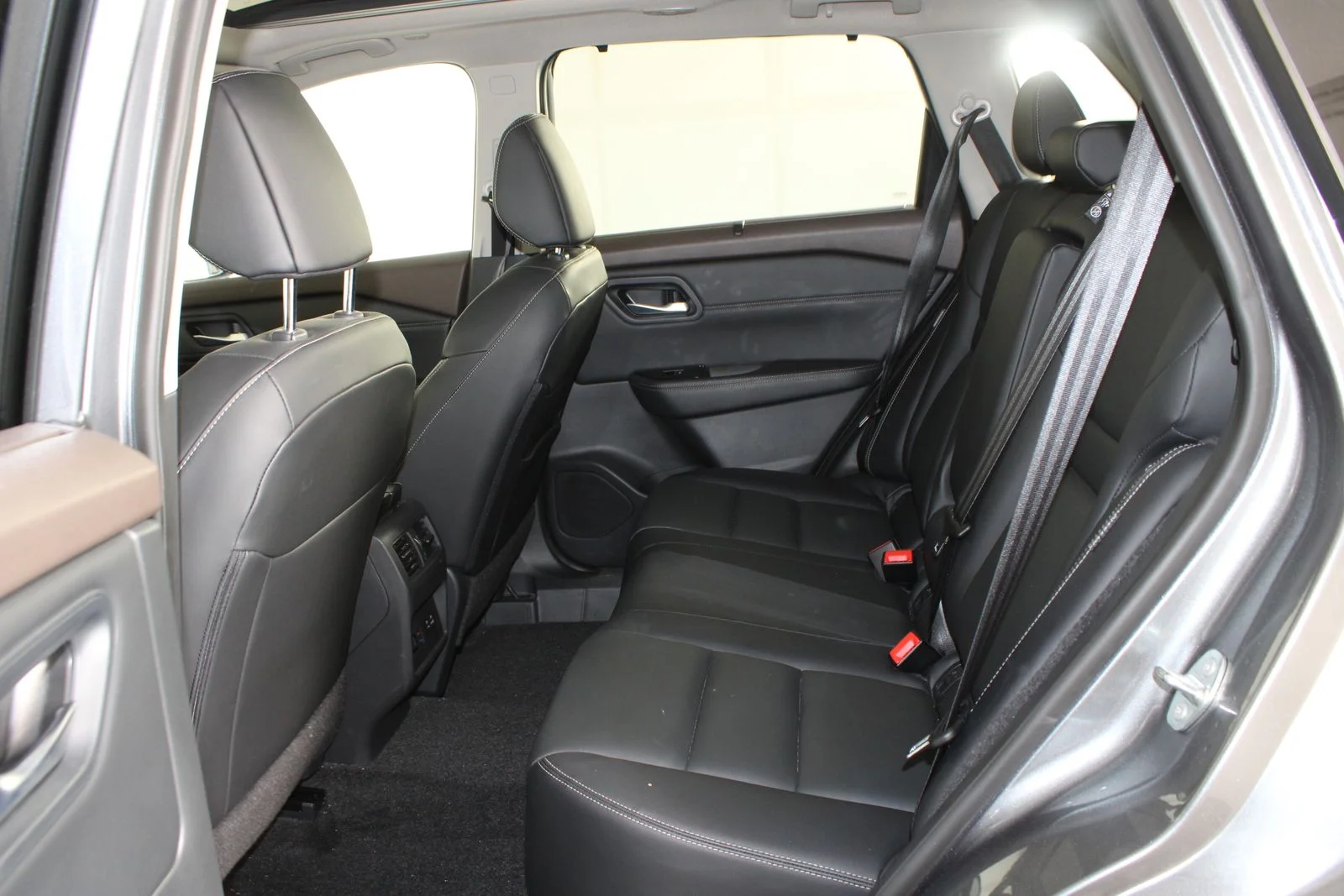 Used 2023 Gray Nissan SL image 11