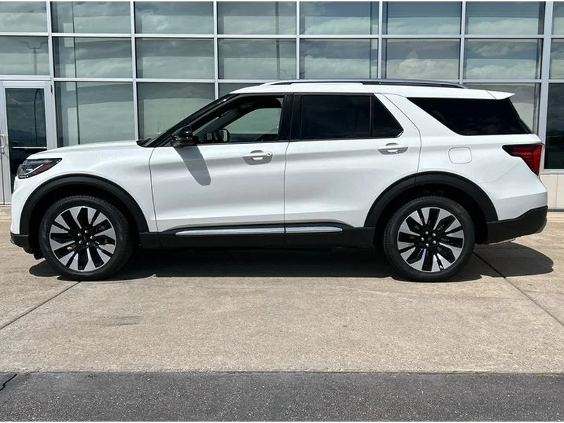 New 2026 Star White Metallic Tri-Coat Ford Platinum™ image 4