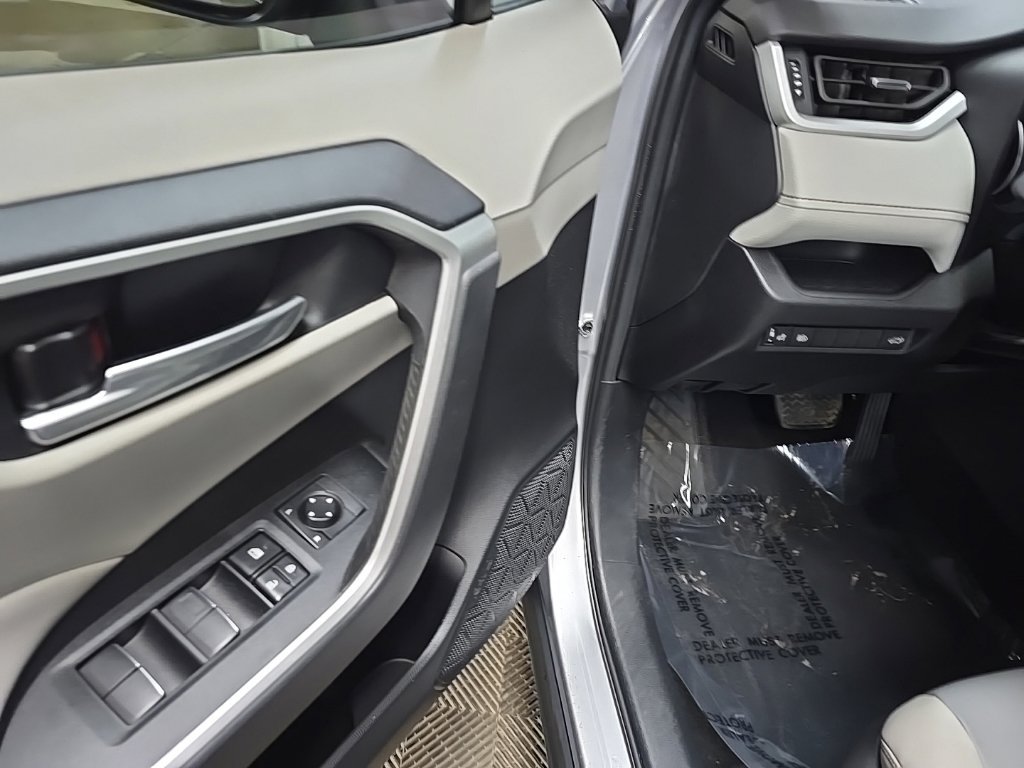 Used 2021 Silver Toyota XLE Premium image 28