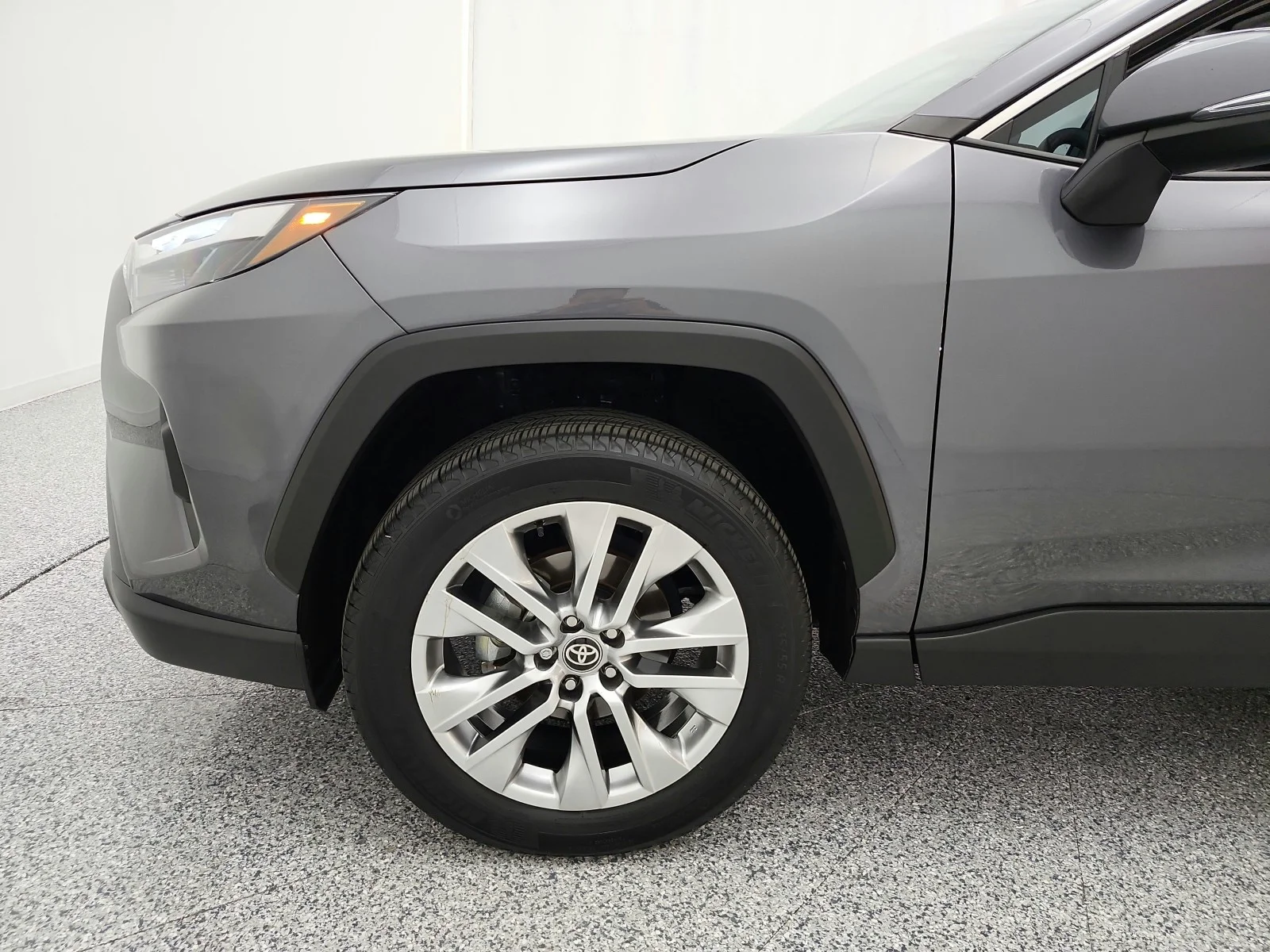 Used 2025 Magnetic Gray Metallic Toyota XLE Premium FWD (Natl) image 17