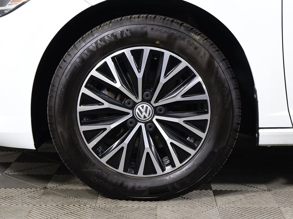 Used 2019 Pure White Volkswagen 1.4T SE image 22