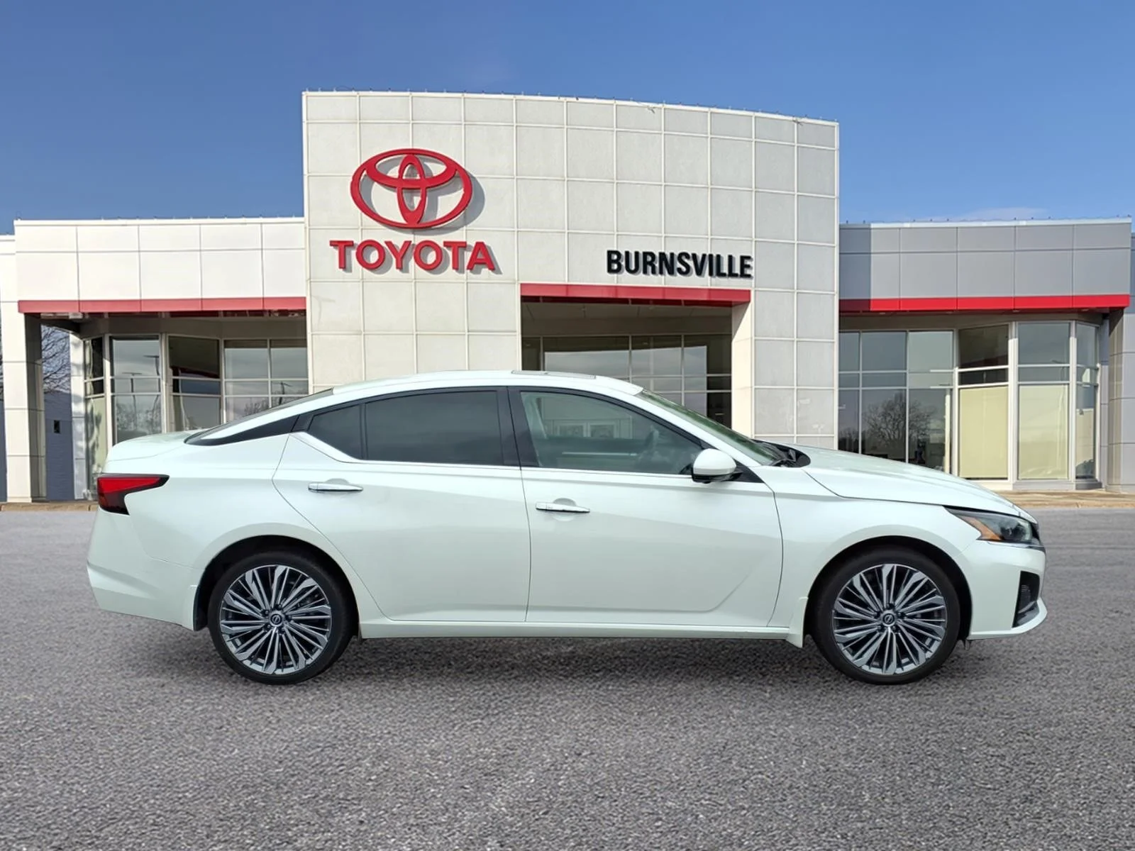 Used 2024 Nissan Altima SL with VIN 1N4BL4EW6RN312799 for sale in Burnsville, Minnesota