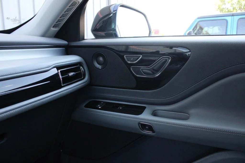 Used 2020 Gray Lincoln Reserve image 22