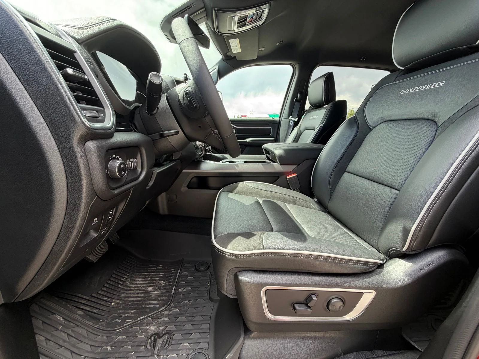 New 2026 Molten Red Pearl-Coat Exterior Paint RAM Laramie image 13