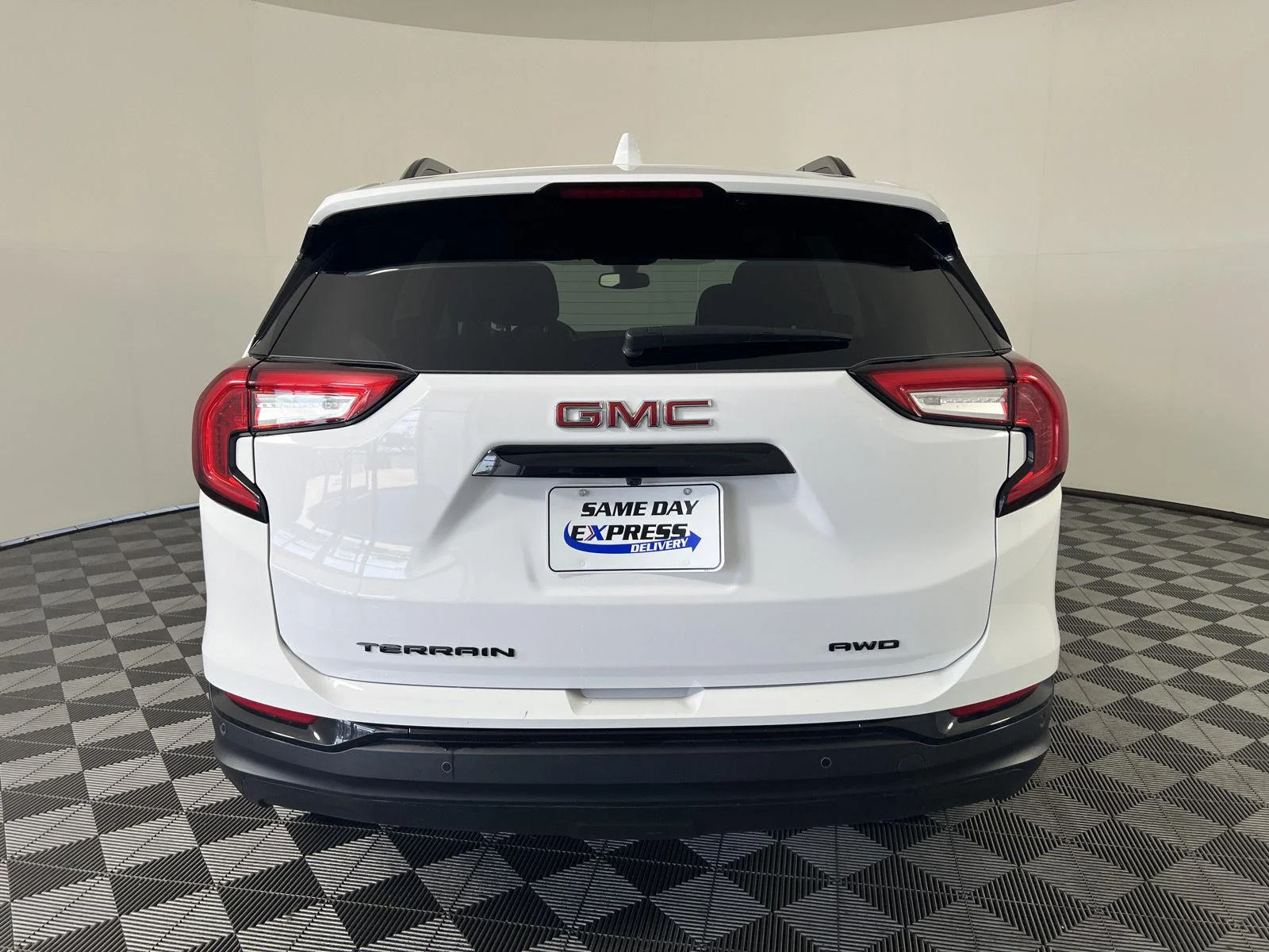 Used 2024 Summit White GMC SLE image 25