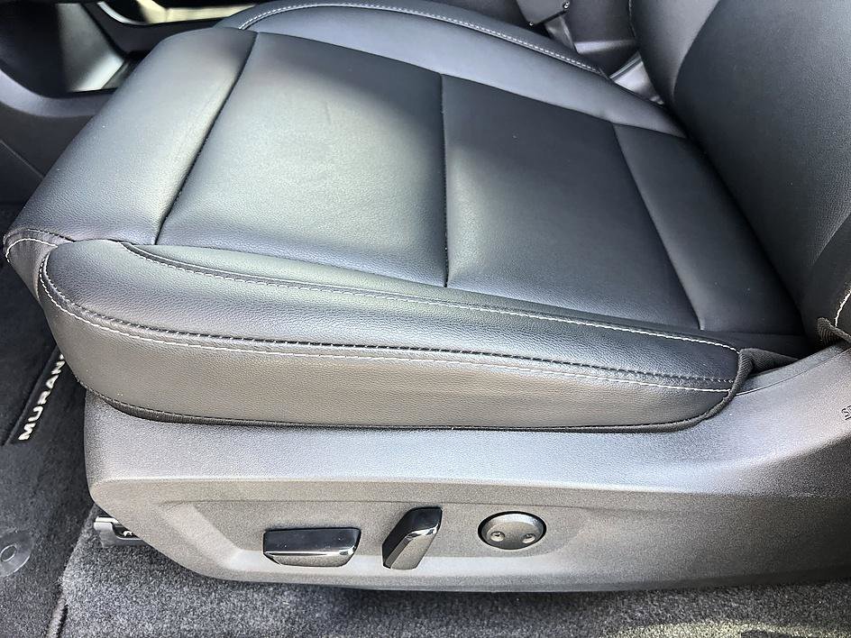 Used 2025 Gun Metallic Nissan SL image 22