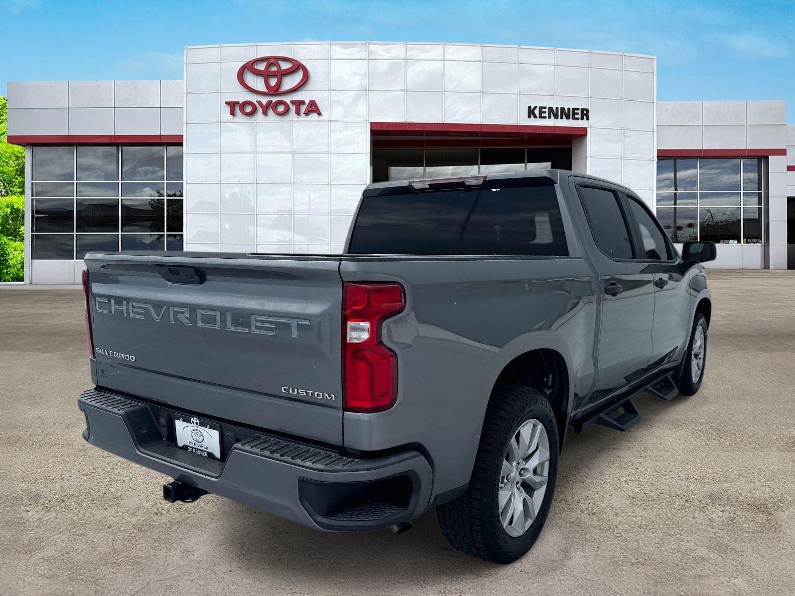 Used 2022 Satin Steel Metallic Chevrolet Custom image 6