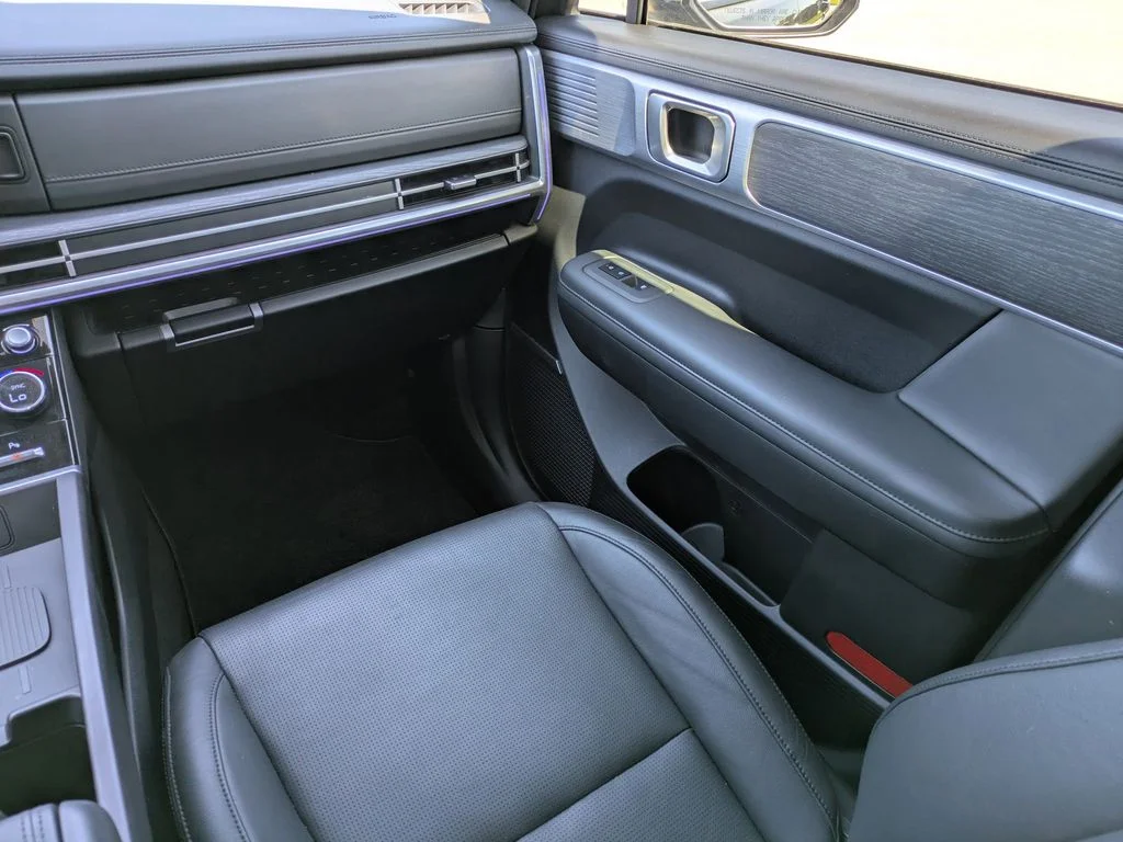 Used 2025 Rockwood Green Hyundai Limited image 18