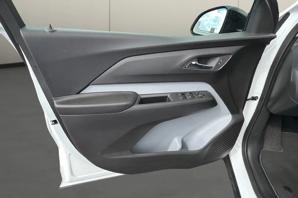 New 2027 Summit White Chevrolet LT image 13